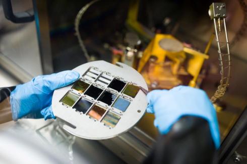 Wirkungsgrad von 25,2 % fr Perowskit-Silizium-Tandem-Solarzelle zertifiziert